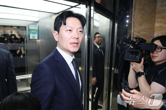 Prosecutor Park Sang-yong, who handled the Ssangbangwool North Korea funds transfer case, is speaking to reporters after being removed from a plenary session of the Special National Assembly Committee on the Investigation of Allegations of Political Prosecution and Fabricated Indictments by the Yoon Suk Yeol Administration, held at the National Assembly in Yeouido, Seoul, on April 3, following his refusal to take the oath as a witness 2026.4.3 / News1