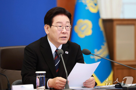 President Lee Jae Myung is speaking at a meeting of senior aides held at the Blue House on Thursday 2026.4.16 / News1