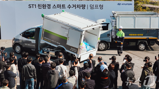 Waste is unloaded from an ST1 dumping-type smart collection vehicle. / Courtesy of Hyundai Motor