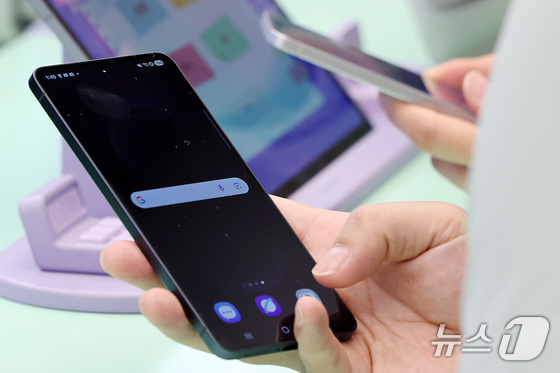 On March 23, last year, customers are examining Samsung Electronics\' ultra-slim smartphone, the Galaxy S25 Edge, which was launched that day, at a store in Gangnam, Seoul 2025.5.23 / News1