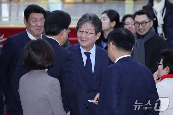 Former lawmaker Yoo Seung-min greets lawmakers after visiting the hunger strike site of People Power Party leader Jang Dong-hyuk at the National Assembly in Yeouido, Seoul, on January 20 2026.1.20 / News1