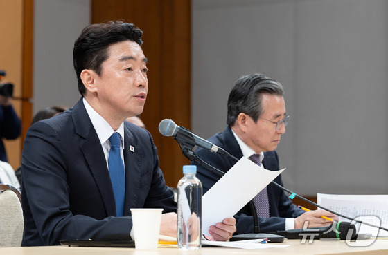 Chief of Staff Kang Hoon-sik speaks during a press briefing on the situation in the Middle East held at the Blue House’s Chunju Hall on Tuesday 2026.4.7 / News1