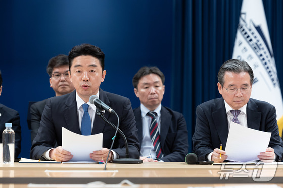 Chief of Staff Kang Hoon-sik speaks during a press briefing on the situation in the Middle East held at the Blue House’s Chunju Hall on Tuesday 2026.4.7 / News1