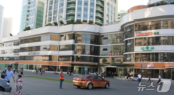 A view of the Comprehensive Commercial District built in the heart of Ryomyong Street in Pyongyang, which was completed in 2017 / Institute for Peace and Economic Research
