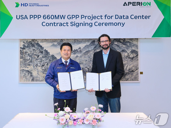Han Ju-seok, Head of the Engine & Machinery Business at HD Hyundai Heavy Industries (left), and Aaron Wheeler, CEO of Aperion Energy Group (AEG), pose for a commemorative photo after signing a contract to supply power generation equipment based on the 20MW-class HiMSEN engine (Provided by HD Hyundai Heavy Industries) 2026.4.22 / News1