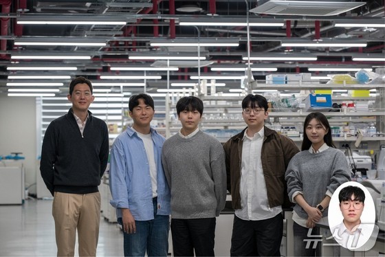 Research team led by Professor Choi Young-Jae of the Graduate School of Engineering Biology at the Korea Advanced Institute of Science and Technology (KAIST). From left: Professor Choi Young-Jae of KAIST; Kim Woo-Jin, a Ph.D. candidate at GIST; researchers Kim Tae-Hoon, Jeong Sang-Eun, and Kim Si-On of KAIST; and Shim Jun-Ho, a master’s student at GIST (Provided by KAIST) / News1