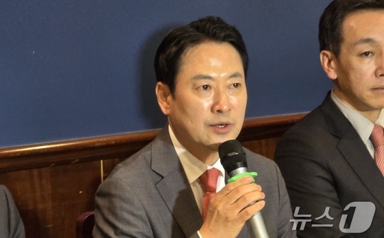 Jang Dong-hyuk, leader of the People Power Party, speaks about his U.S. visit during a meeting with Korean correspondents near Washington, D.C., United States, on April 15. 2026.04.15. / Courtesy of News1
