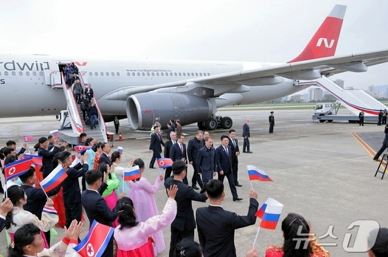 The Rodong Sinmun, the official newspaper of North Korea’s Workers’ Party, reported on Thursday that a Russian government delegation arrived in Wonsan on Wednesday to attend the groundbreaking ceremony for the North Korea-Russia Friendship Hospital / Rodong Sinmun