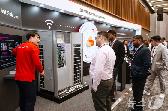 LG Electronics announced on April 15 that it has been hosting LG HVAC Connect 2026 at the Magok LG Science Park since April 13, inviting key HVAC partners from 15 Asian countries, including the Philippines, Thailand, and Indonesia. The photo shows an LG Electronics employee introducing the Multi V 5 Pro and BECON, a data-driven integrated control solution (Provided by LG Electronics) 2026.4.15 / News1