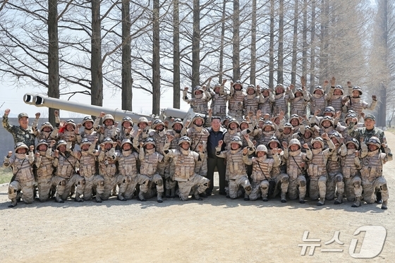 The Rodong Sinmun, the official newspaper of North Korea’s Workers’ Party, reported on Thursday that Comrade Kim Jong Un observed an artillery firing competition among artillery units under the Western District Combined Forces of the Korean People’s Army, which he had organized to mark the Day of the Sun on Wednesday / Rodong Sinmun