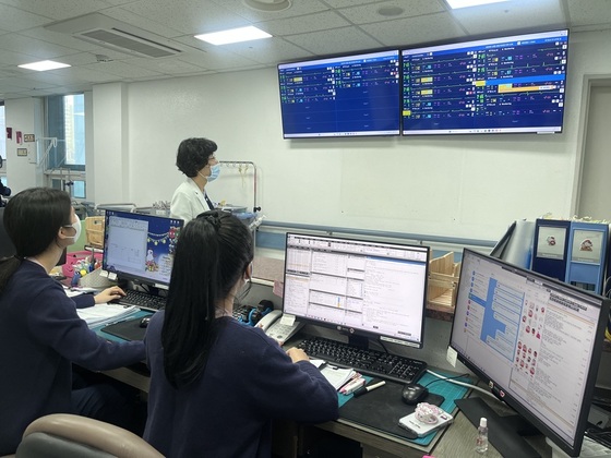 Medical staff at the nursing care ward of Seoul Sungsim Hospital are monitoring patients\' conditions in real time using the AI smart bed monitoring system thynC / Provided by Daewoong Pharmaceutical