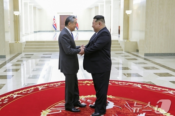 The Rodong Sinmun, the official newspaper of North Korea’s Workers’ Party, reported on April 11 that Kim Jong Un, General Secretary of the Workers’ Party, met with Chinese Foreign Minister Wang Yi in Pyongyang on April 10 and held talks with him / Rodong Sinmun