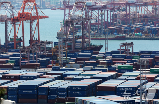 On April 8, containers were piled high at the open storage yards of Sinseondae and Gamman Piers in Busan Port / News1
