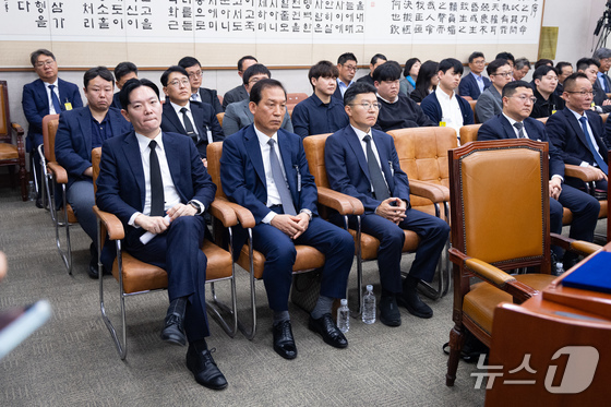 Prosecutor Park Sang-yong (front row, left), who investigated the Ssangbangwool North Korea Fund Transfer case, along with other witnesses and informants, are seated at a hearing held on Tuesday at the National Assembly in Yeouido, Seoul, as part of the 434th National Assembly (Extraordinary Session). The hearing was convened by the Special Committee on the National Assembly Investigation into the Allegations of Fabricated Indictments by the Yoon Suk Yeol Administration’s Political Prosecution regarding the Ssangbangwool North Korea Fund Transfer case / News1