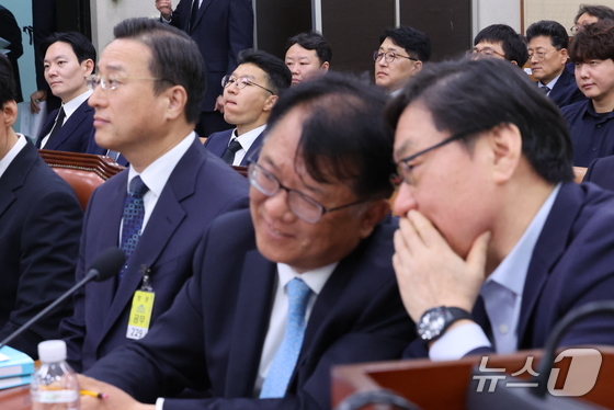 Former Gyeonggi Province Deputy Governor for Peace Lee Hwa-young and attorney Seo Min-seok are seen conversing during a hearing on allegations of fabricated charges related to Ssangbangwool’s remittances to North Korea, held on Tuesday at the National Assembly’s Special Committee on the Investigation of the Truth Regarding Allegations of Political Prosecution Manipulation by the Yoon Suk Yeol Administration in Yeouido, Seoul, with Prosecutor Park Sang-yong present 2026.4.14 / News1