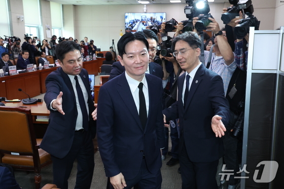 Prosecutor Park Sang-yong, who investigated the Ssangbangwool North Korea Fund Transfer case, is being escorted out of a hearing on allegations of fabricated charges in the Ssangbangwool North Korea fund transfer case held on Tuesday by the National Assembly’s Special Committee on the Investigation of the Truth Regarding Allegations of Political Prosecution and Fabricated Charges by the Yoon Suk-yeol Administration in Yeouido, Seoul, after refusing to take the oath as a witness 2026.4.14 / News1