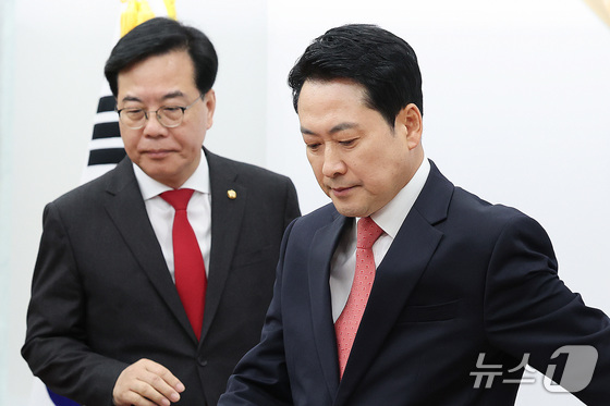 People Power Party Chairman Jang Dong-hyuk and Floor Leader Song Eun-seok are attending a meeting of the party’s Supreme Council held at the National Assembly in Yeouido, Seoul, on April 9 2026.4.9 / News1