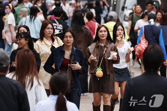 Foreign tourists are walking along Myeong-dong Street in Jung-gu, Seoul, on April 16 2026.4.16 / News1