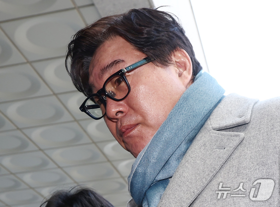 Kim Sung-tae, former chairman of Ssangbangwool, arrives at the Seoul High Prosecutors\' Office in Seocho-gu, Seoul, on the morning of January 8 to be questioned regarding allegations of coercion to elicit a confession that arose during the investigation into Ssangbangwool\'s remittances to North Korea 2026.1.8 / News1