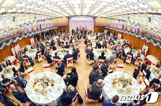 A scene from the banquet held at the Koryo Hotel in Pyongyang for the North Korean and Russian government delegations / Rodong Sinmun