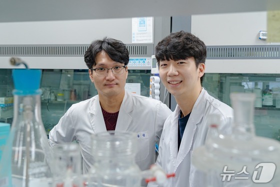 Director Uhm Gwang-seop and Dr. Cho Jin-hyun (from left) (Provided by GIST) / News1