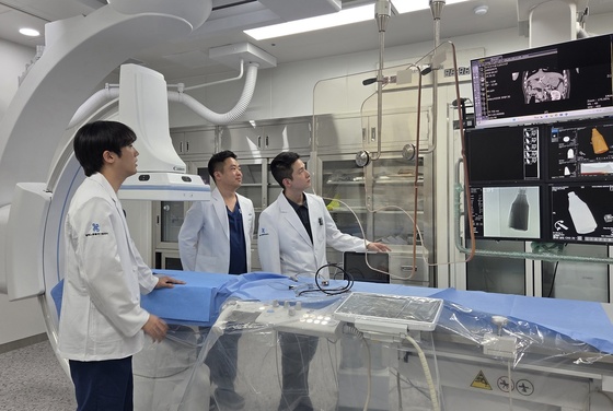 Helix Animal Medical Center recently introduced the Canon Alphenix Sky, a state-of-the-art angiography system. Medical staff demonstrating the equipment / News1