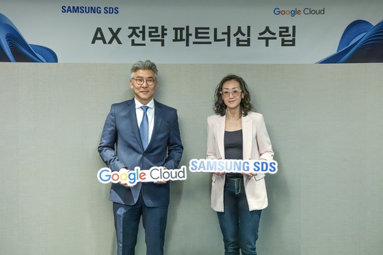 On Wednesday, at Google Cloud Next 2026 held in Las Vegas, U.S., Lee Ho-jun, Head of the Cloud Services Business Division at Samsung SDS (left), and Ruth Sun, President of Google Cloud Korea, announced a strategic partnership to strengthen business cooperation in the fields of AI, cloud, and security (Provided by Samsung SDS) 2026.4.23 / News1