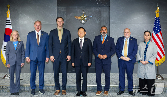 On Thursday, Deputy Minister of National Defense Lee Doo-hee poses for a commemorative photo with a delegation of U.S. House of Representatives members / Provided by the Ministry of National Defense