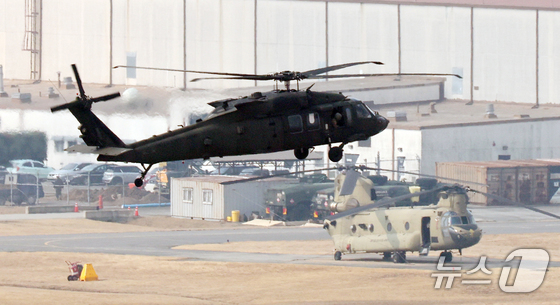 A helicopter is flying over Camp Humphreys, a U.S. military base in Pyeongtaek, Gyeonggi Province 2026.3.9 / News1