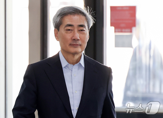 Shin Hyun-song, the nominee for governor of the Bank of Korea, is arriving at the hearing preparation office set up at Hanwha Financial Plaza in Jung-gu, Seoul, on Monday morning 2026.4.13 / News1