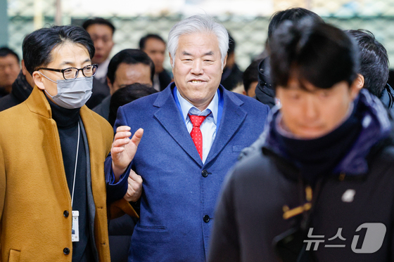 Pastor Jeon Kwang-hoon of Sarang Jeil Church, who was arrested on suspicion of masterminding the riot at the Seoul Western District Court, is seen leaving the court in Mapo-gu, Seoul, on January 15 after a hearing on the legality of his detention 2026.1.15 / News1