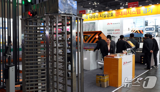 Visitors are browsing the exhibition booths at the 25th World Security Expo (SECON 2026) & the 14th e-Government Information Security Solutions Fair (SECON 2026), held on March 18 at KINTEX in Goyang, Gyeonggi Province 2026.3.18 / News1