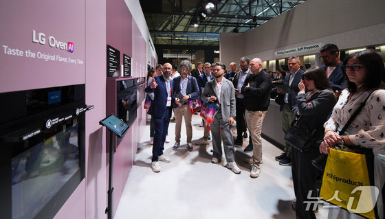 A visitor is examining LG Electronics\' built-in appliance package, designed exclusively for the European market, which was unveiled for the first time at Milan Design Week / Provided by LG Electronics