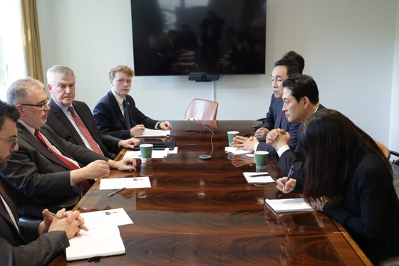 Jang Dong-hyuk, leader of the People Power Party, who is currently visiting Washington, D.C., on a seven-day, five-night trip, held a meeting with a U.S. government think tank