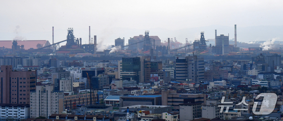 On Wednesday morning, marking the 58th anniversary of POSCO’s Pohang Steelworks, molten iron is being produced in full swing at the blast furnace that has played a pivotal role in the development of South Korea’s industry 2026.4.1 / News1
