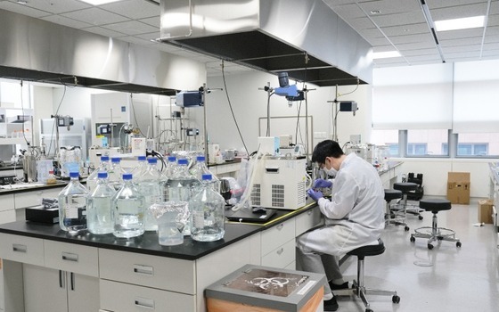 A researcher at Inventage Lab is conducting drug development research / Provided by Inventage Lab