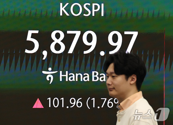 On Friday morning, the KOSPI index is opening higher, hovering around the 5,800 mark, as shown on the electronic display in the Hana Bank trading room in Jung-gu, Seoul. 2026.4.10 / News1
