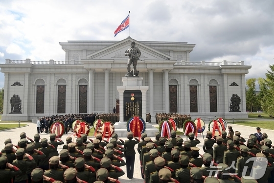 On Wednesday, Rodong Sinmun, the official newspaper of North Korea’s Workers’ Party, reported that visitors to the Memorial Hall for Military Merits in Overseas Operations were laying flowers in honor of the fallen soldiers who served in the Russian expeditionary force / Rodong Sinmun