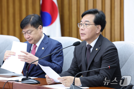 Song Eun-seok, floor leader of the People Power Party, speaks during a parliamentary strategy meeting held at the National Assembly in Yeouido, Seoul, on April 10 2026.4.10 / News1