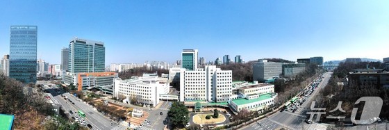 Panoramic view of the entire Seoul St. Mary\'s Hospital complex / Provided by Catholic University of Korea Seoul St. Mary\'s Hospital