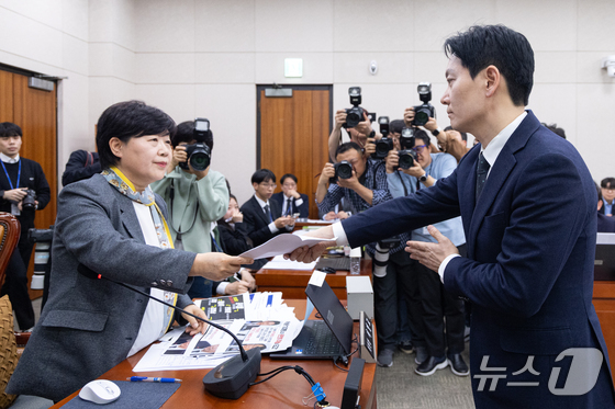 Prosecutor Park Sang-yong, who handled the Ssangbangwool North Korea funds transfer case, appeared as a witness at a plenary session of the Special National Assembly Committee on the Investigation of Allegations of Fabricated Indictments by the Yoon Suk Yeol Administration’s Political Prosecutors, held at the National Assembly in Yeouido, Seoul, on April 3, and submitted a statement explaining his refusal to take the oath of testimony to Committee Chairwoman Seo Young-kyo 2026.4.3 / News1