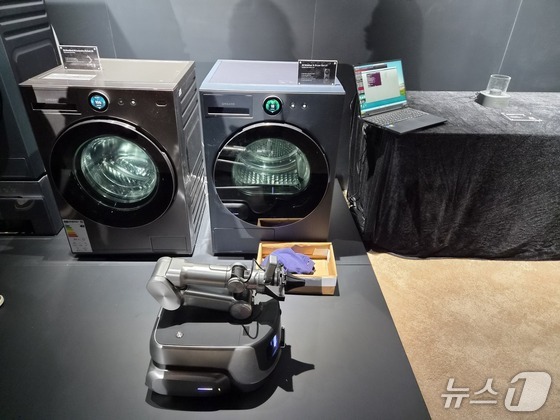 Dreame’s upcoming laundry robot equipped with robotic arm technology, capable of moving around the home to pick up clothes and place them into a washing machine / Courtesy of News1