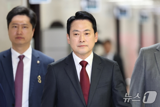 People Power Party leader Jang Dong-hyuk attends a meeting of the party’s Supreme Council held at the National Assembly in Yeouido, Seoul, on Monday 2026.4.20 / News1