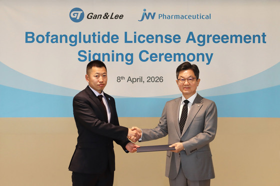 JW Chairman Lee Kyung-ha (right) and Wei Chen, Chairman of Gan & Lee Pharmaceuticals, pose for a commemorative photo after signing the contract / Provided by JW Holdings