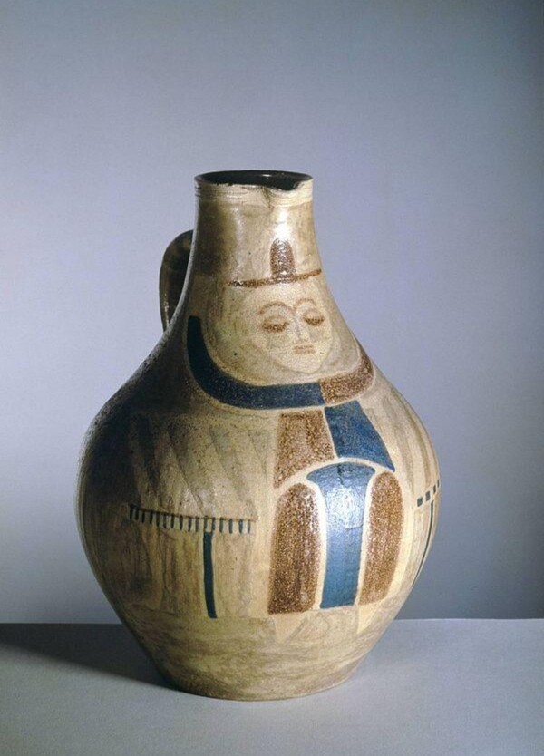 게르하르트 마르크스(Gerhard Marcks), [인물장식 항아리], 약 1922–1924, 도자, 유약, 높이 30–40 cm, Bauhaus Archiv 및 독일 주요 미술관