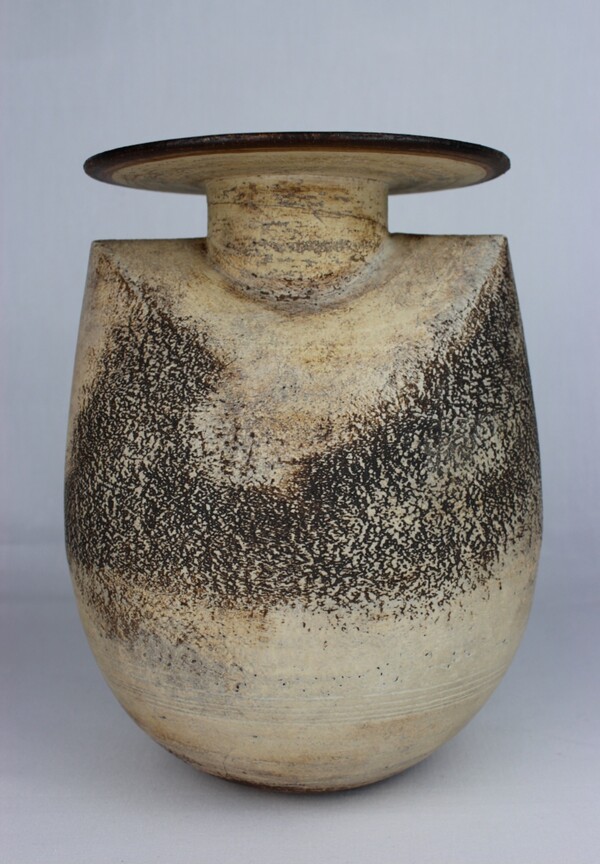 한스 코퍼(Hans Coper), [물레 성형 병], 1960년대, 석기질 도자, 산화소성 높이 40–60 cm, York Art Gallery.