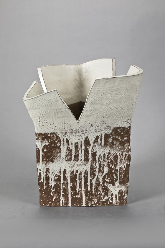 윤광조, [혼돈], 2013, 적점토, 화장토, 흘리기·뿌리기 기법, 높이 약 44 cm, 개인소장