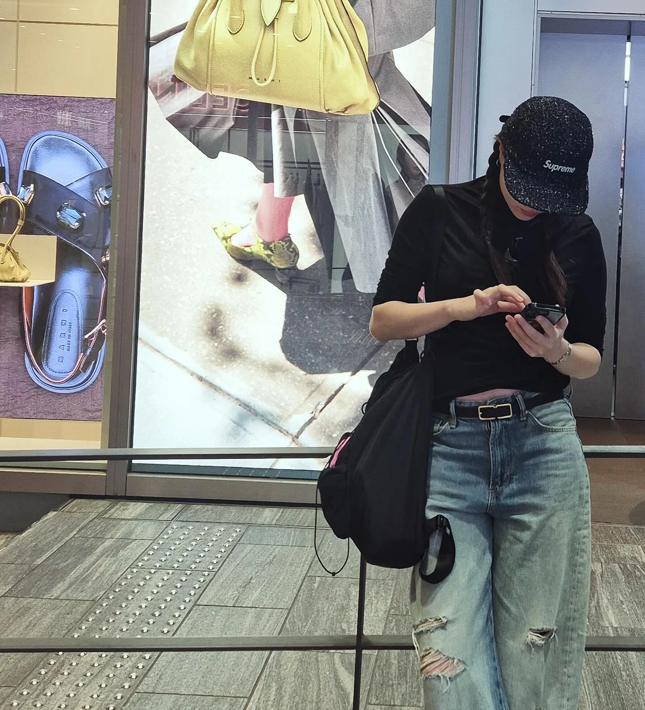 &nbsp;     Distressed wide denim | Knee cut details complete a vintage, free-spirited feel /Photo=Jin Ah-reum Instagram
