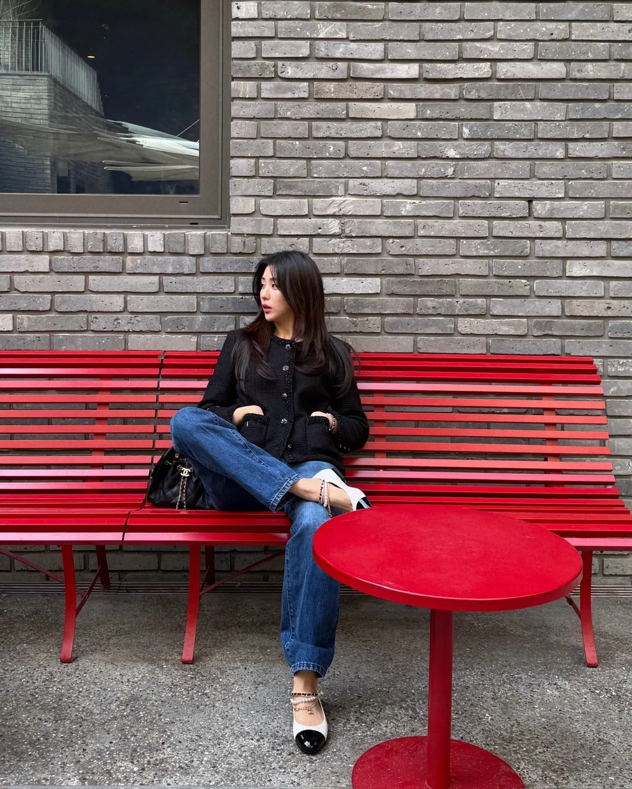 Cream oversized jacket + black satin shirt + gray slim slacks + black pumps — Photo: Go Hyun-jung Instagram (@ko_hyun_jung_)