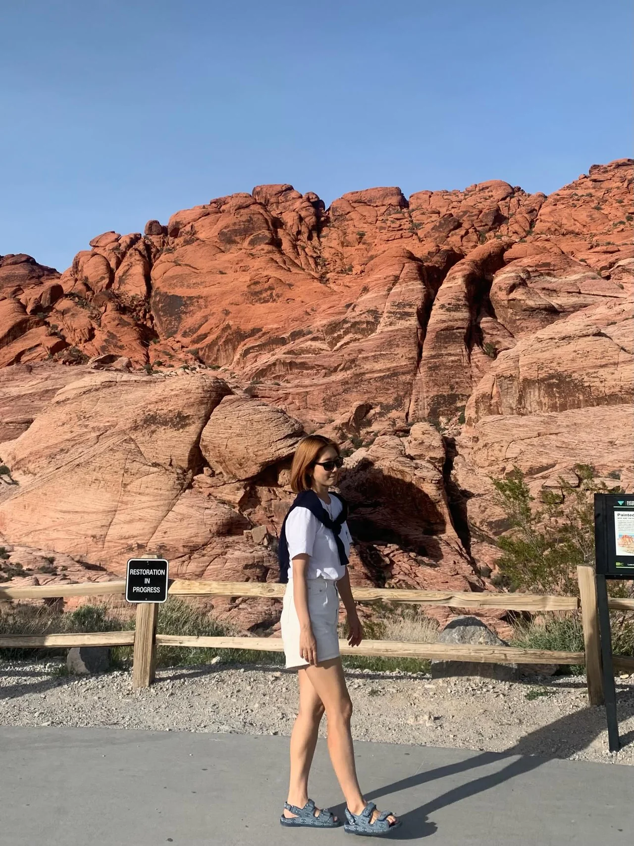 Summer Travel Style: Park Shin-hye’s Must-Have Outfit for Red Rock Canyon